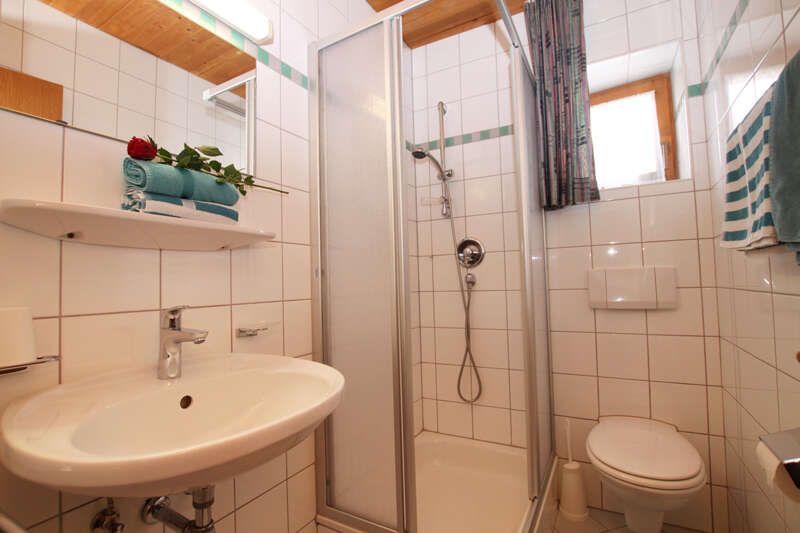 Badezimmer mit Dusche und WC im Zimmer 2 in Serfaus