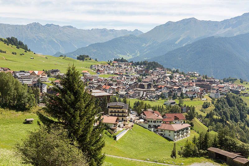 Ortsansicht von Serfaus im Sommer