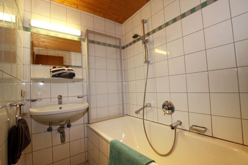 Badezimmer mit Wanne in der Ferienwohnung 1 im Ferienheim Astrid