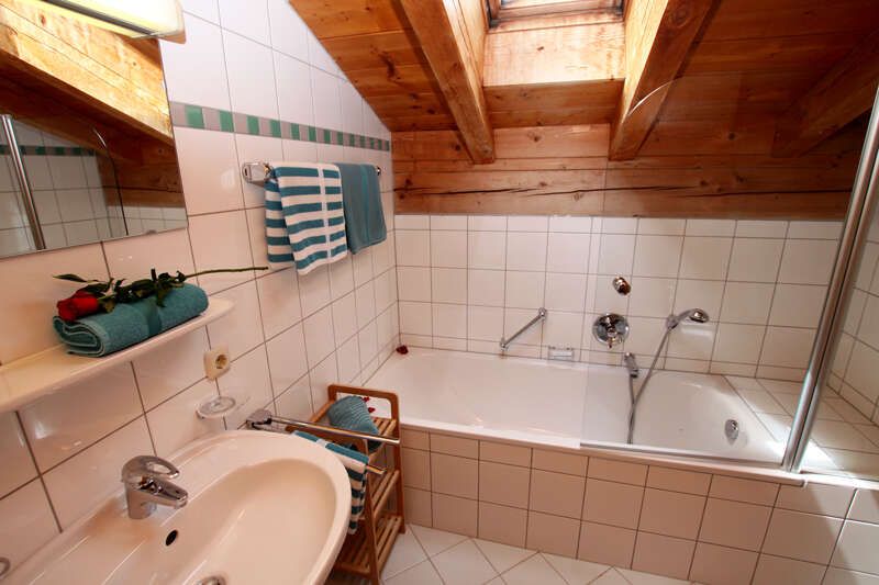 Badezimmer mit Wanne in der Ferienwohnung 3 im Haus Astrid in Serfaus